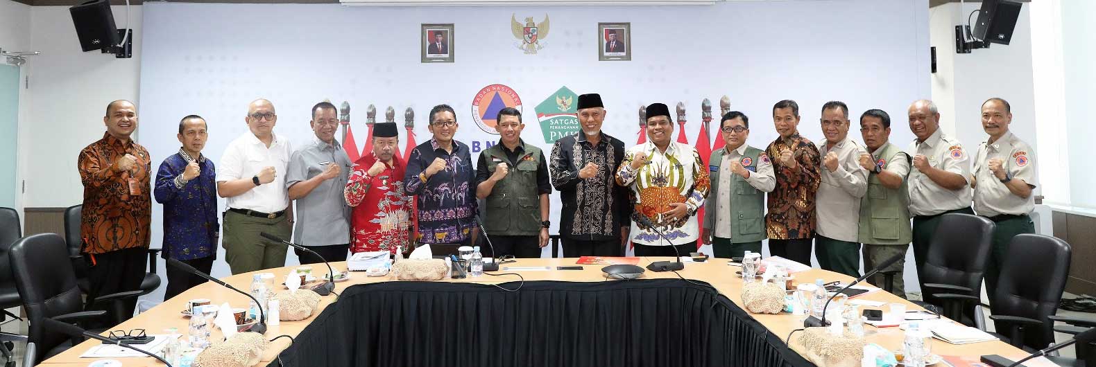 Kepala BNPB dan jajaran bersama gubernur dan empat kepala daerah di Sumbar. (pemprov)