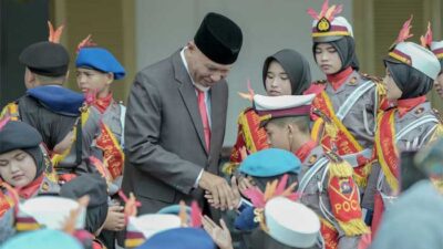 Gubernur Mahyeldi salami polisi cilik
