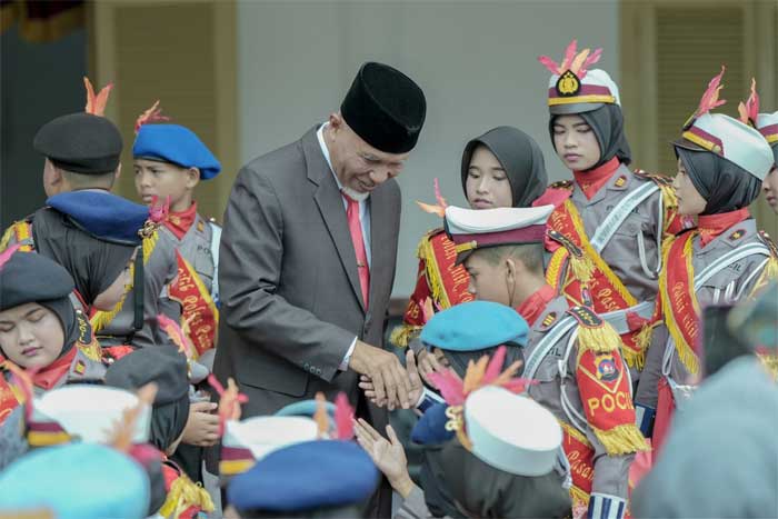 Gubernur Mahyeldi salami polisi cilik
