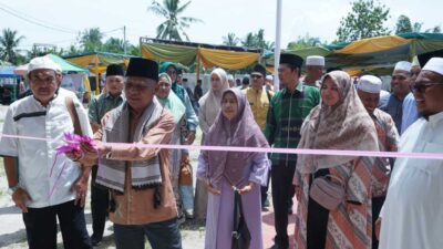 Bupati Surya potong pita sebagai tanda peresmian operasional Yayasan Nurul Ikhwan Islamic Boarding School