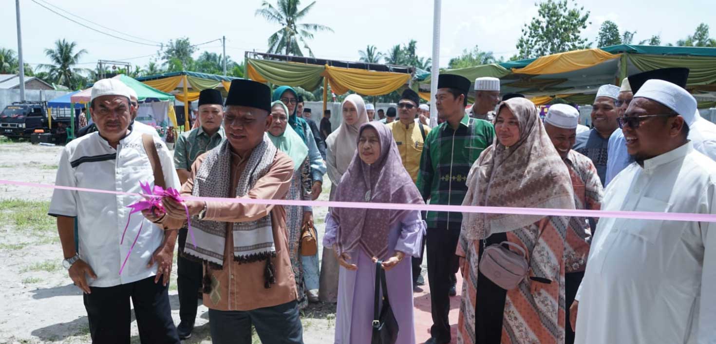 Bupati Surya potong pita sebagai tanda peresmian operasional Yayasan Nurul Ikhwan Islamic Boarding School