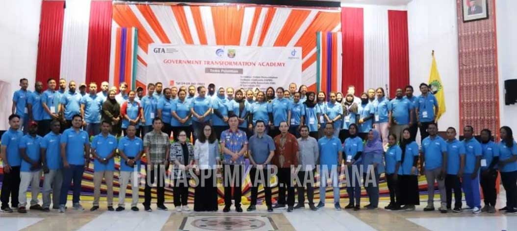 Bupati Kaimana bersama narasumber dan peserta pelatihan