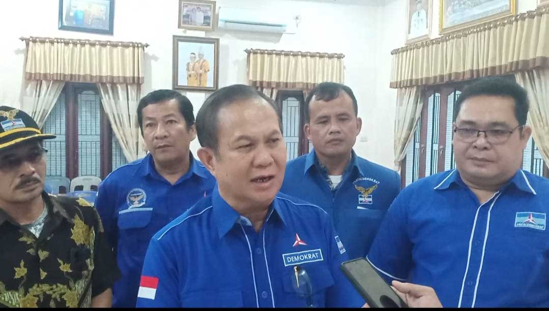 Mantan Bupati Nias Sokhiatulo Laoli berikan keterangan pers.