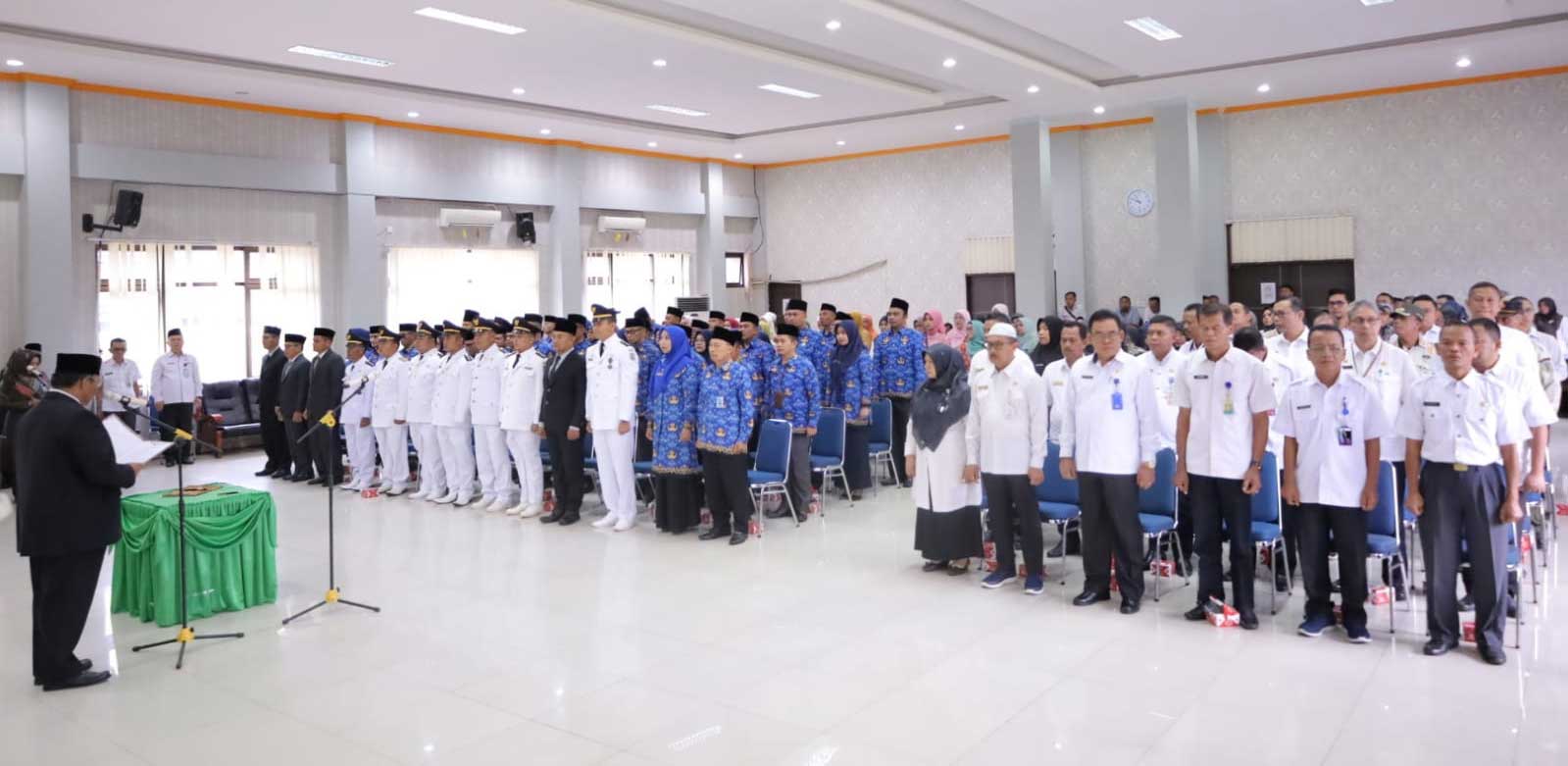 Bupati Pasaman lantik puluhan pejabat pemkab.
