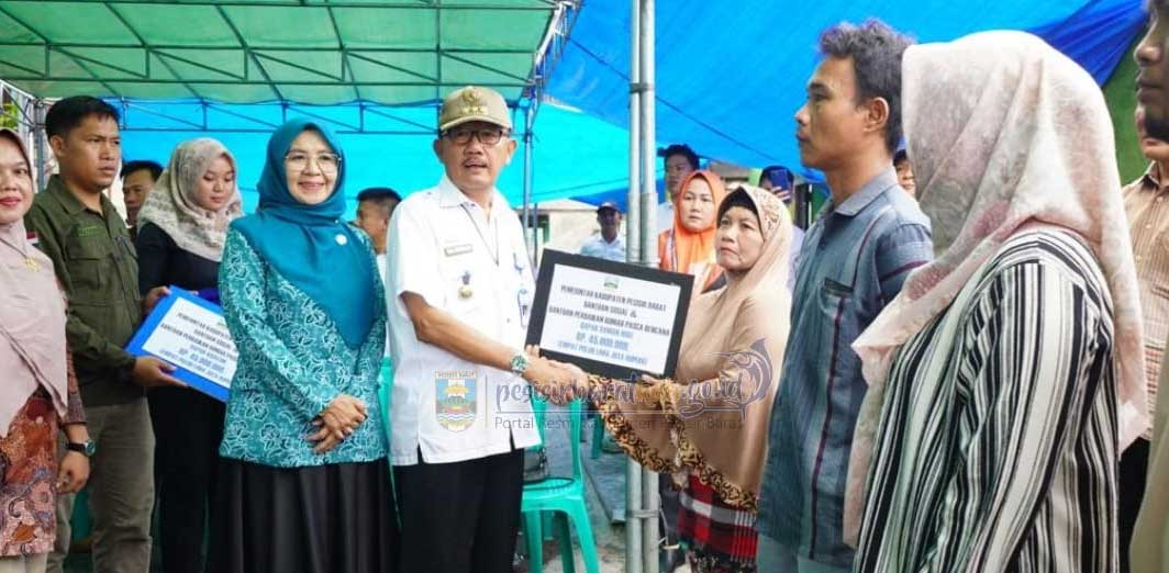 Bupati Pesibar serahkan bantuan pada masyarakat. (Diskominfotiksan)