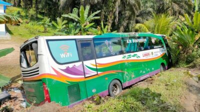 Bus Lorena yang terperosok ke halaman rumah warga. (riau.go.id)