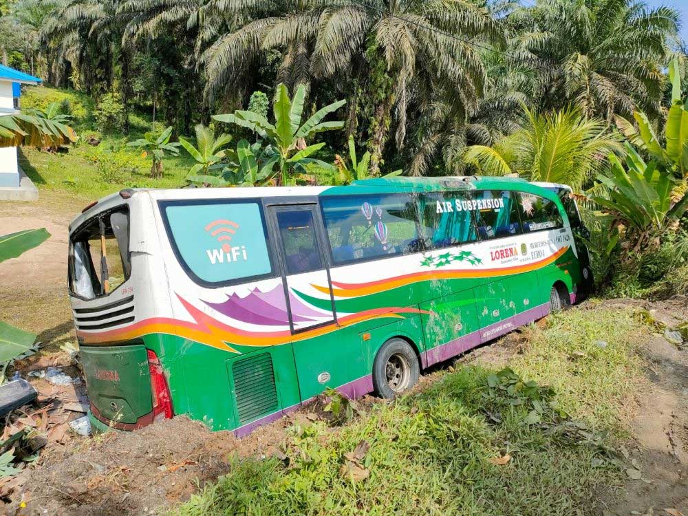 Bus Lorena yang terperosok ke halaman rumah warga. (riau.go.id)
