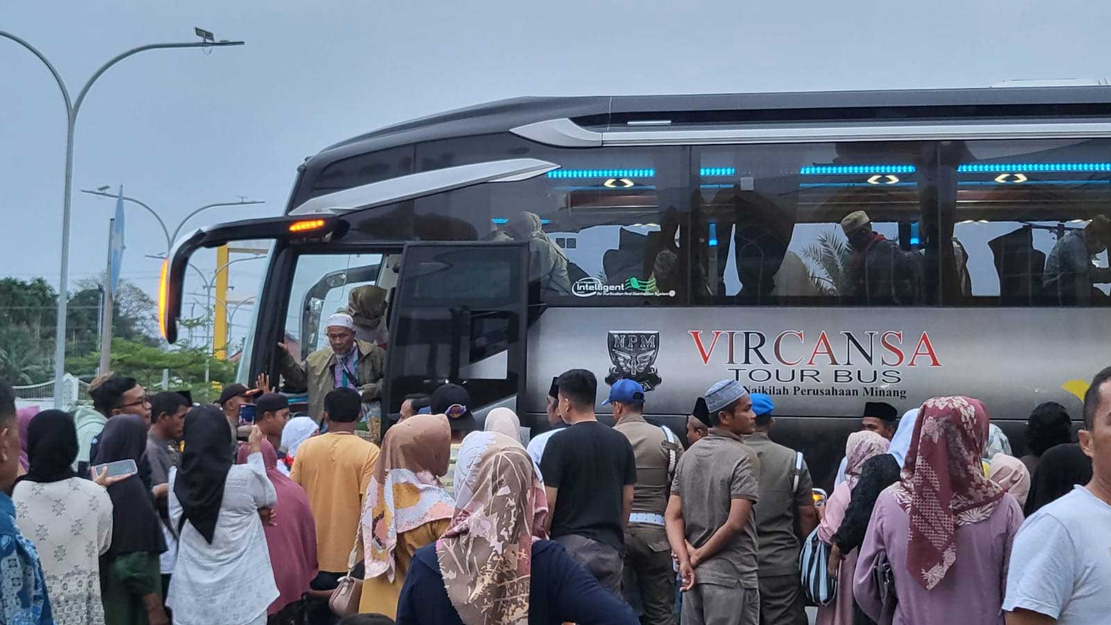 Jemaah haji asal Dharmasraya tiba kembali di kampung halaman
