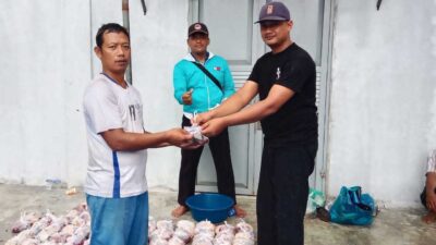 Penyerahan daging kurban ke masyarakat