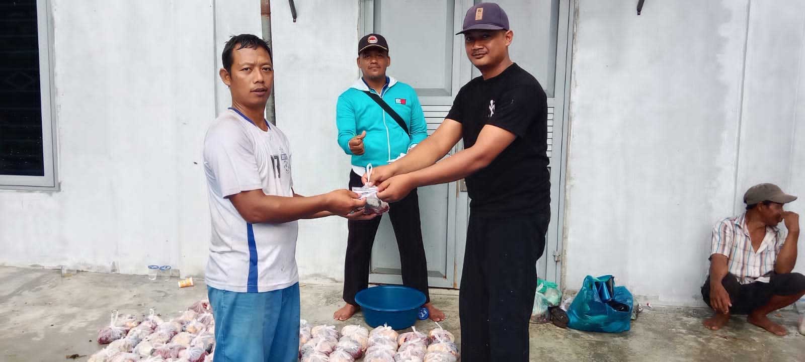 Penyerahan daging kurban ke masyarakat
