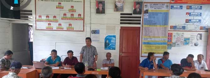 Suasana musyawarah membahas pembanguna desa dengan memanfaatkan Dana Desa di Desa Tuhegeo II