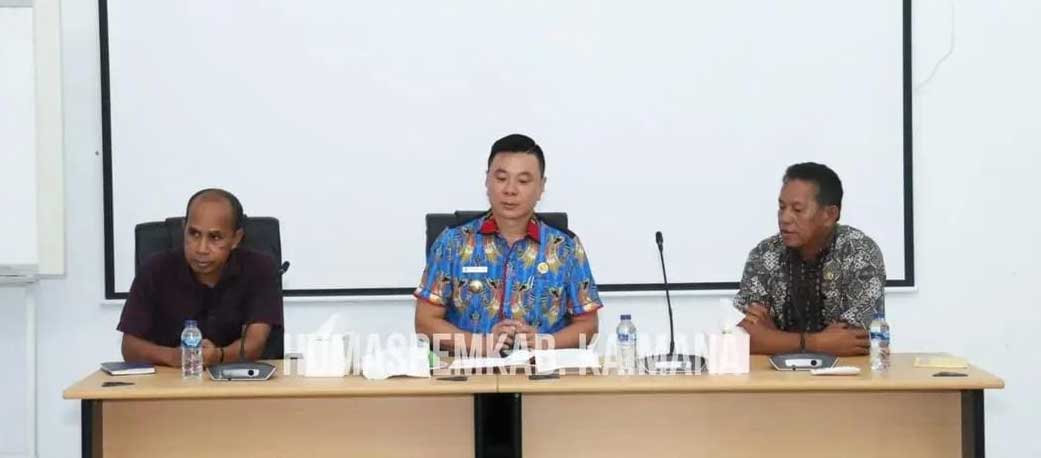Bupati Freddy Thie dan Sekda Donald R. Wakum kunjungi Dinas Perikanan Kaimana