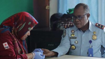 Petugas cek sampel darah sebelum diadakan donor