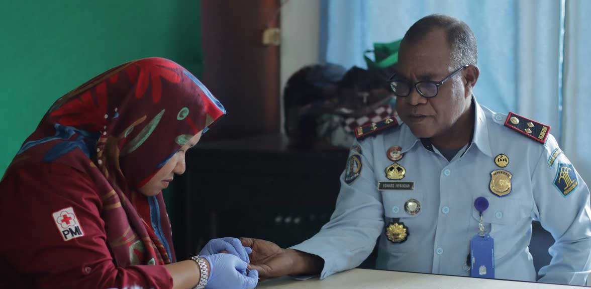 Petugas cek sampel darah sebelum diadakan donor