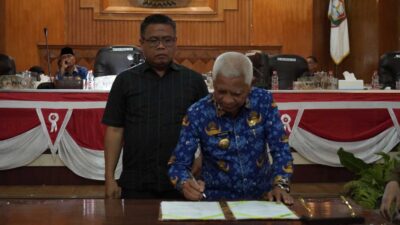 Bupati Surya tanda tangani perda yang disahkan DPRD