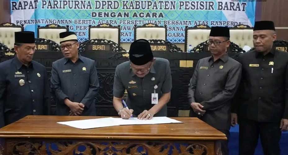 Bupati tanda tangani perda yang disahkan DPRD