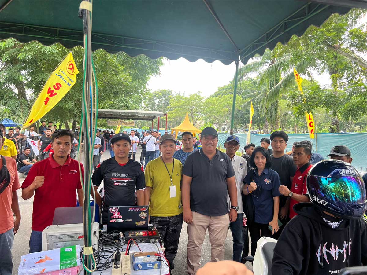 Wakil Bupati Asahan foto bersama dengan panitia usai pembukaan kejuaraan dragbike