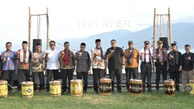 Foto bersamai usai pembukaan Festival Tepi Ayer. (pemprov)
