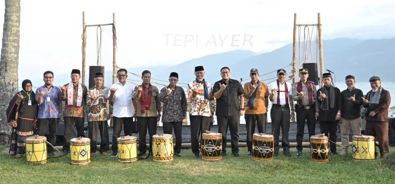 Foto bersamai usai pembukaan Festival Tepi Ayer. (pemprov)