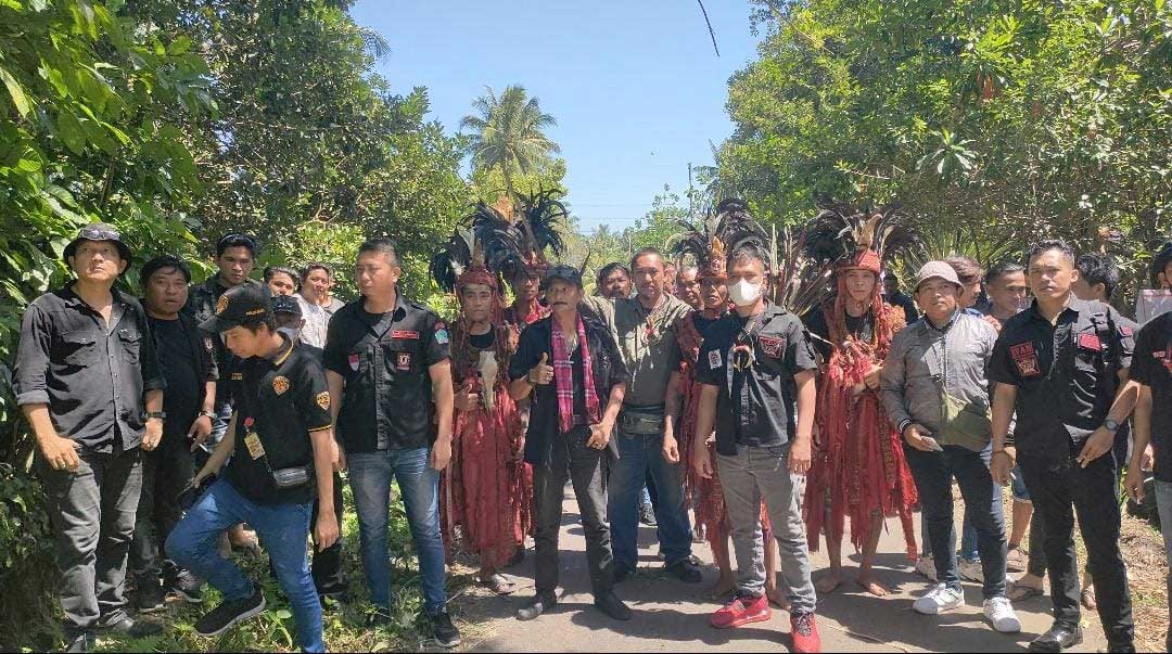 Aktivis LSM Garda Timur Indonesia bersama masyarakat