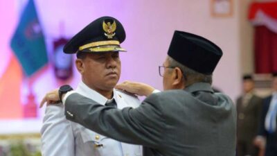 Gubernur Riau, Syamsuar pasangkan tanda jabatan pada Bupati Kuansing. (pemprov riau)
