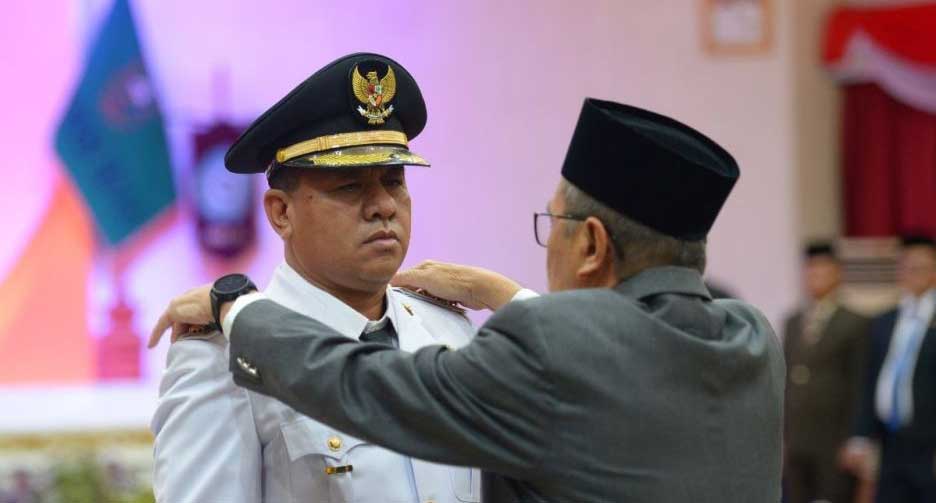 Gubernur Riau, Syamsuar pasangkan tanda jabatan pada Bupati Kuansing. (pemprov riau)