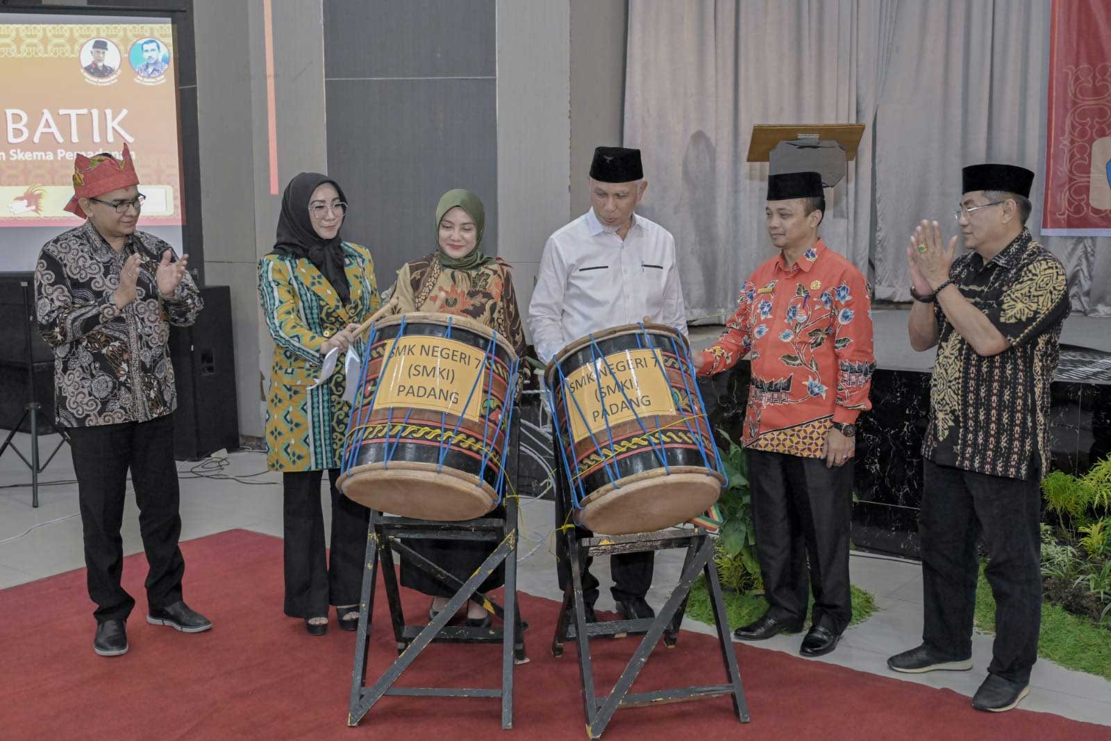 Gubernur luncurkan Batik Braja hasil kolaborasi tiga SMK
