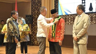 Menteri Perindustrian, Agus Gumiwang Kartasasmita serahkan penghargaan pada Gubernur Mahyeldi di auditorium UNP, Padang. Minggu (23/7/2023).