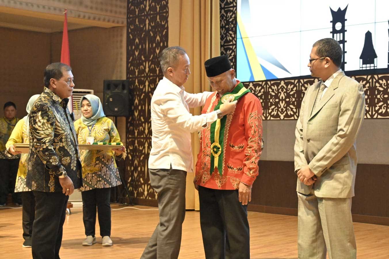 Menteri Perindustrian, Agus Gumiwang Kartasasmita serahkan penghargaan pada Gubernur Mahyeldi di auditorium UNP, Padang. Minggu (23/7/2023).