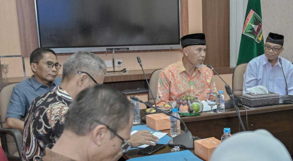 Gubernur Mahyeldi pimpin rapat persiapan penyelenggaraan jambore dan rakernas bersama panitia pusat di istana gubernuran, Padang, Minggu (2/7/2023) malam