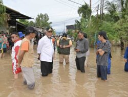 Tinjau Banjir, Gubernur Turut Terendam di Genangan Air