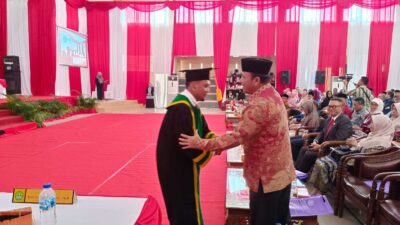 Kepala Dinas Pendidikan Pemuda dan Olahraga, Doni Aprialdi atas nama Bupati Kuansing ucapkan selamat pada Prof Padil.