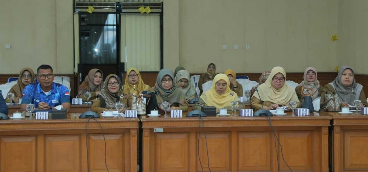 Guru yang ikut rapat bersama DPRD