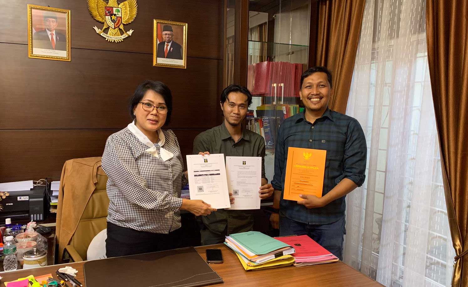 Penyerahan akta pendirian dan SK Menteri Hukum dan Hak Asasi Manusia RI tentang pengesahan pendirian Badan Hukum Yayasan Jejak Harimau Sumatera di Kantor Dr. Beatrix Benni beberapa waktu lalu.