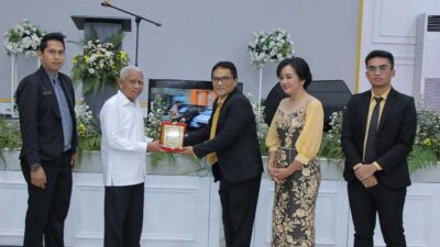 Bupati Surya serahkan plakat pada manajemen hotel