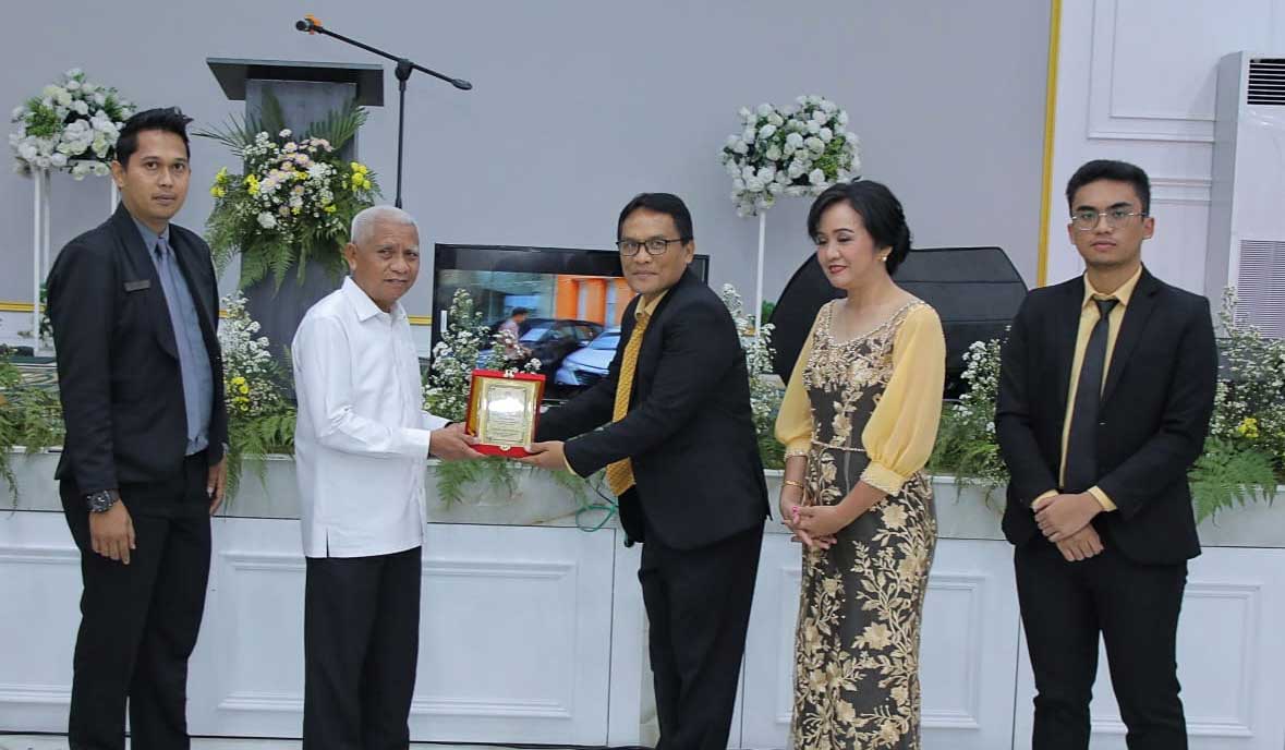 Bupati Surya serahkan plakat pada manajemen hotel