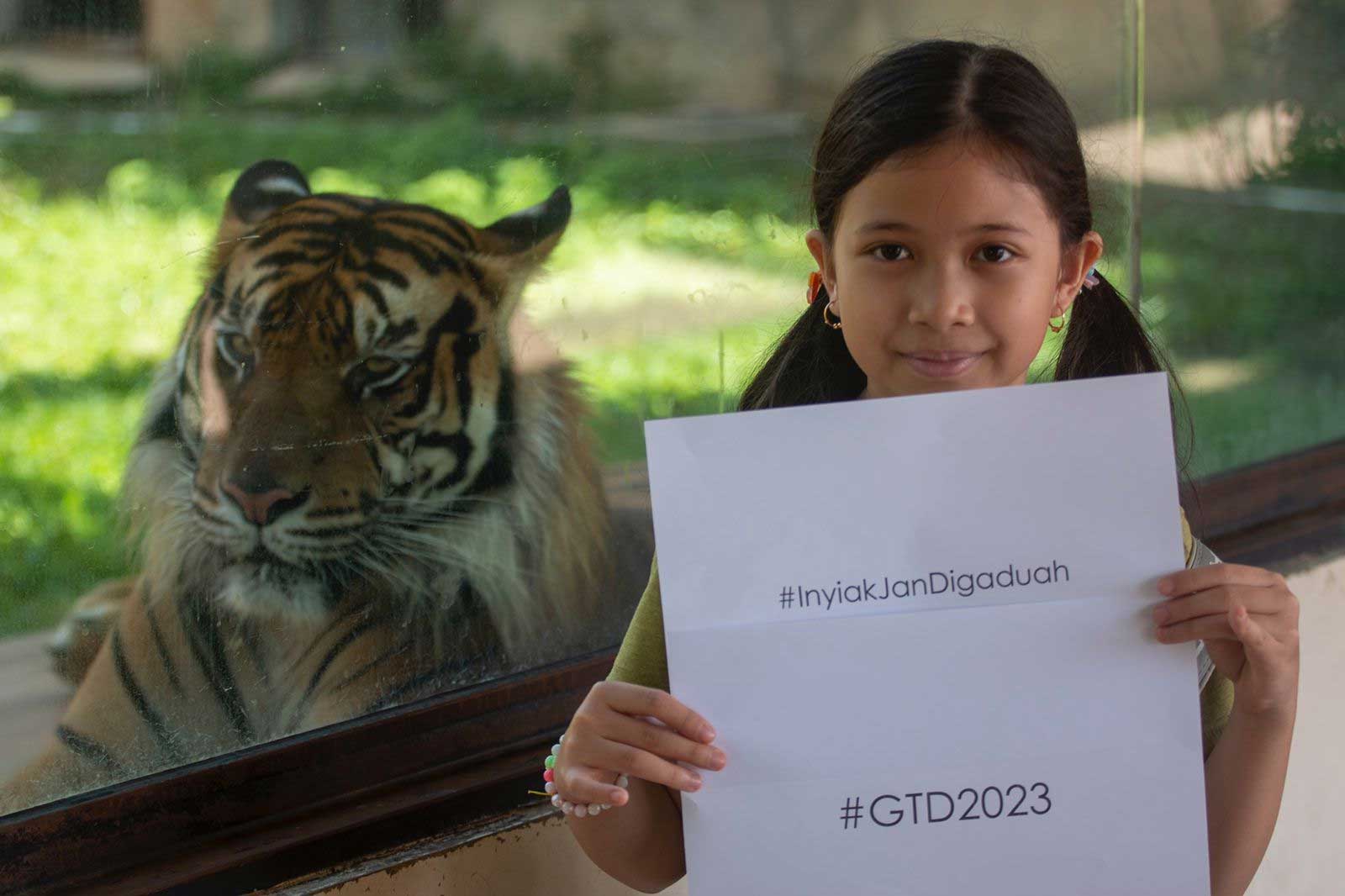 Warga memberikan pesan tentang pelestarian harimau Sumatera di TMSBK Bukittinggi