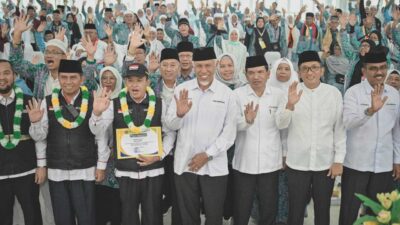 Gubernur Mahyeldi dan pejabat lainnya bersama jemaah yang baru pulang melaksanakan ibadah haji. (pemprov)