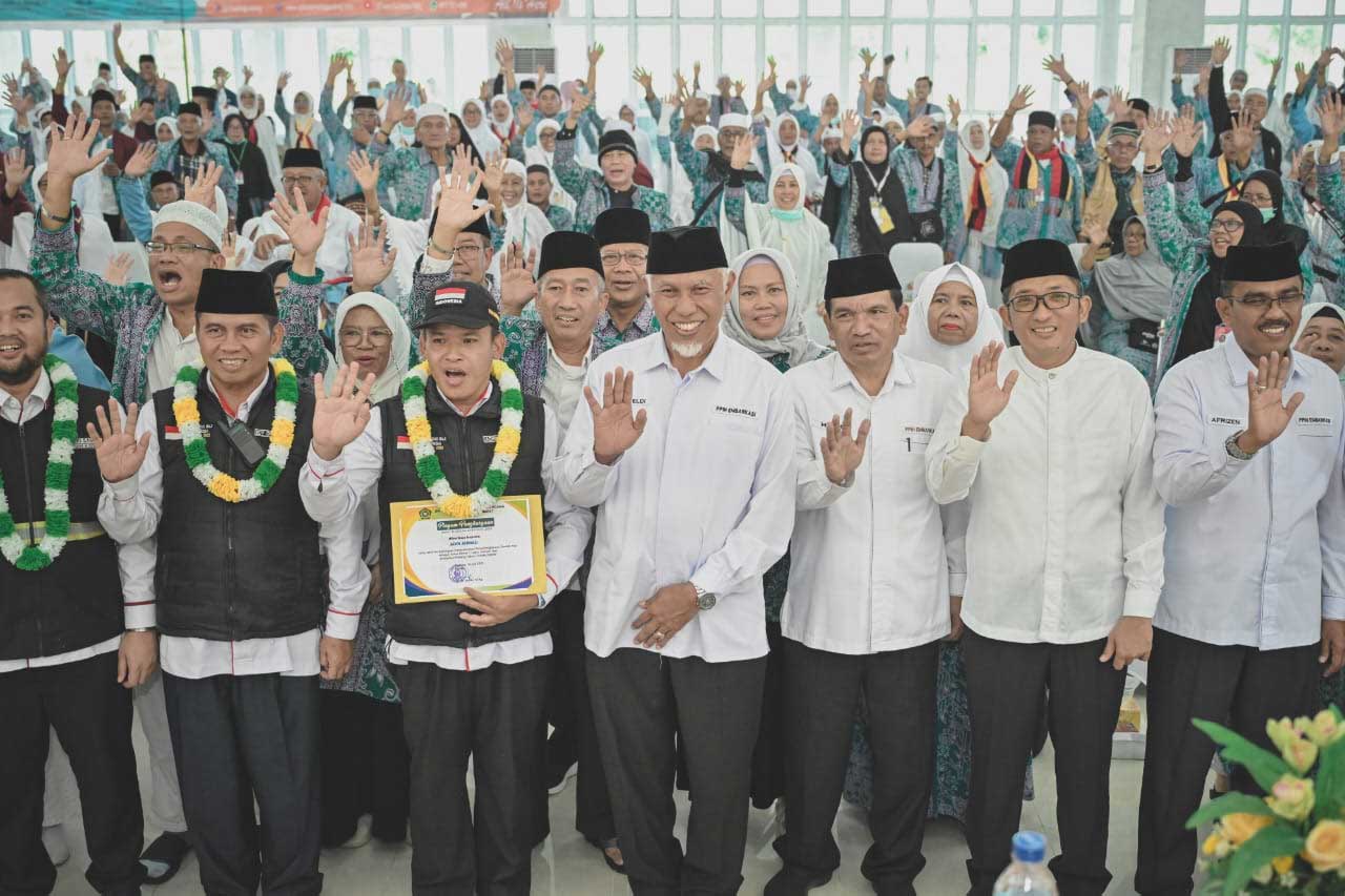 Gubernur Mahyeldi dan pejabat lainnya bersama jemaah yang baru pulang melaksanakan ibadah haji. (pemprov)