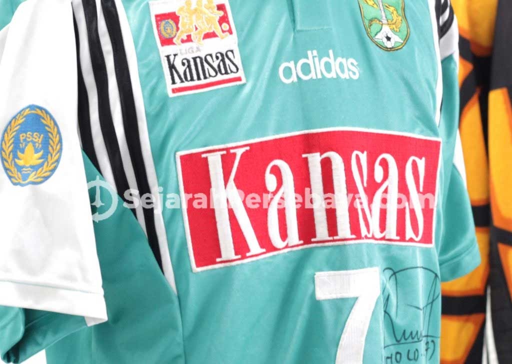 Jersey klub dengan iklan rokok. (sejarah persebaya)