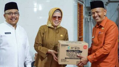 Penyerahan paket makanan tambahan secara simbolis. (pemprov)
