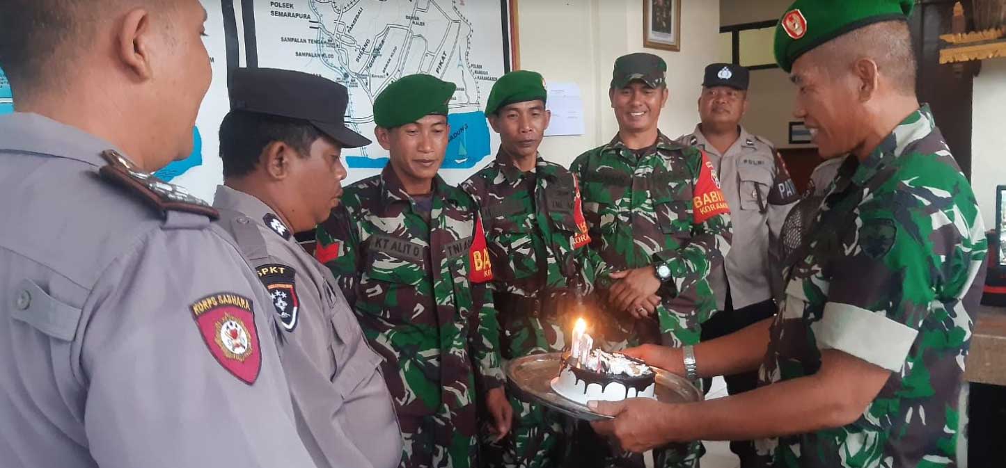 Penyerahan kue ke polsek sebagai tanda ucapan selamat ulang tahun dari Koramil Dawan