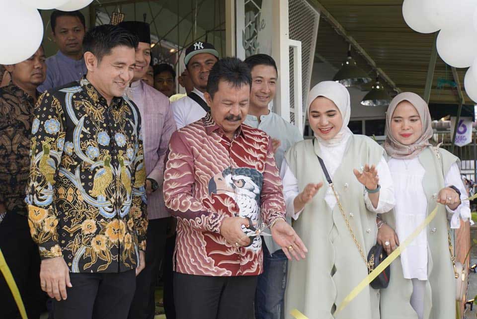 Wakil Wali Kota Padang Panjang, Asrul resmikan Cafe Dheko yang ditandai dengan pengguntingan pita. (kominfo)