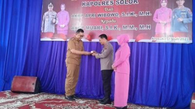 Penyerahan cenderamata pada kapolres yang lama