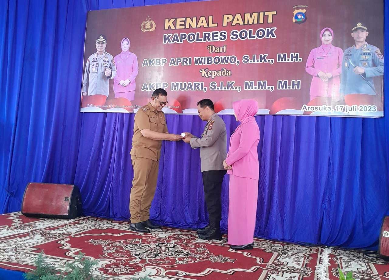 Penyerahan cenderamata pada kapolres yang lama