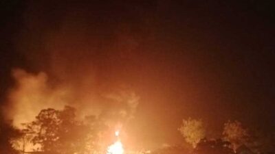 Api berkobar di sebuah tempat penyulingan minyak di Musi Banyuasin