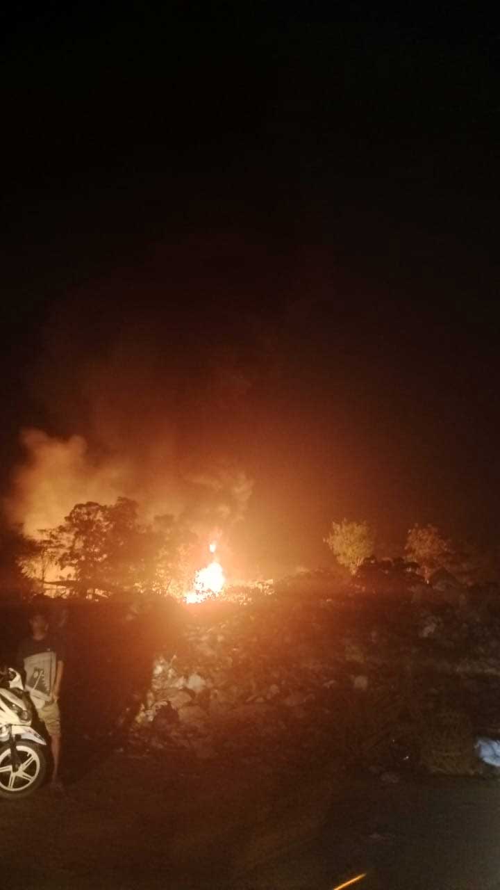 Api berkobar di sebuah tempat penyulingan minyak di Musi Banyuasin