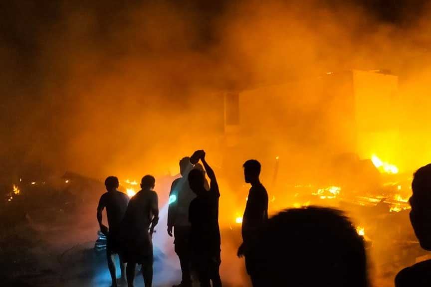 Petugas dan warga berjibaku padamkan api. (riau.go.id)