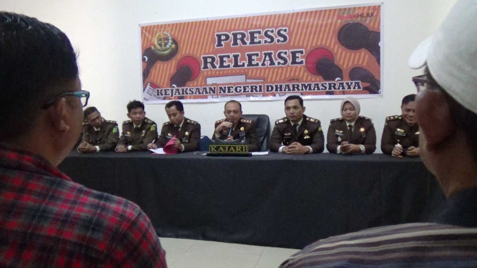 Jumpa pers di Kejaksaan Negeri Dharmasraya