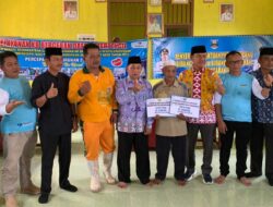 Wakil Bupati Pesisir Barat Serahkan Bantuan pada Korban Kebakaran
